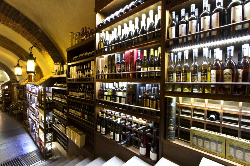 bar-LA ROQUE EN PROVENCE-min_world_street_travel_shop_canon_georgia_wine_bottles-429767
